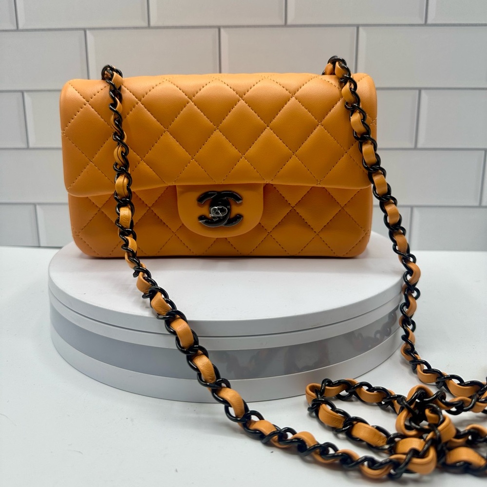 Mini classic flap Chanel purse